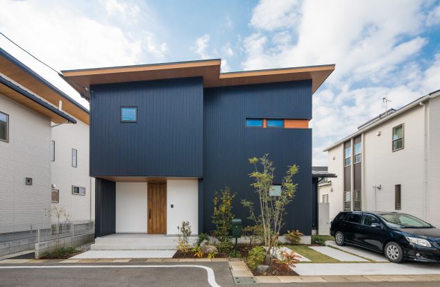 ガルバと白壁と木の外観