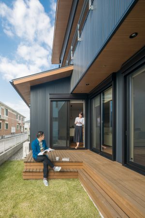 ウッドデッキと芝生の庭