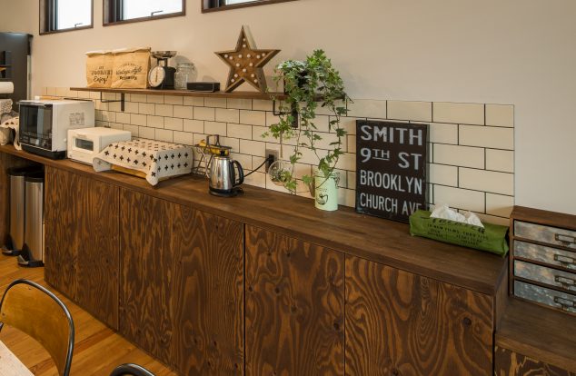 表情のある木目のカップボードにタイルをあわせたこだわりのキッチン