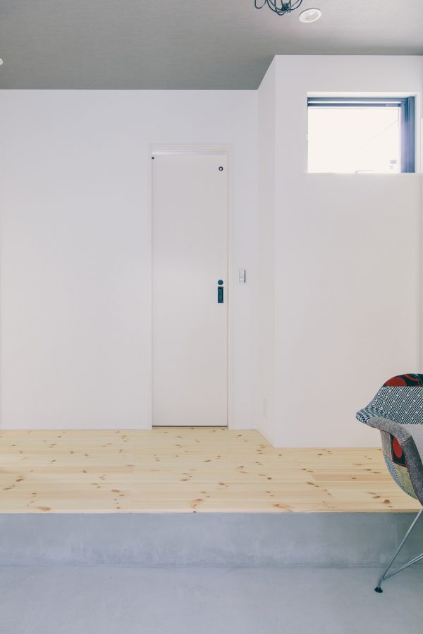 シンプルな中に際立つおしゃれなチェアのある玄関