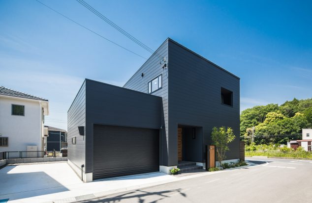 横ガルバのガレージハウス