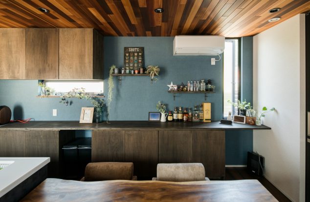 幅いっぱいの造作カップボードとアクセントクロスがおしゃれなダイニング