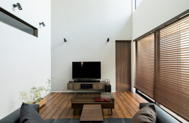 吹き抜けにアンティークな床で個性的なリビング