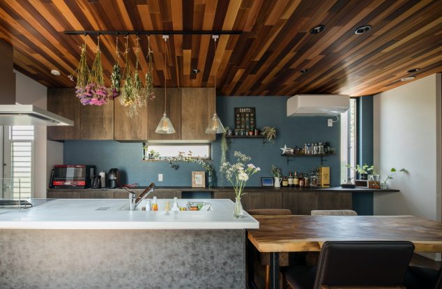 レッドシダーの天井が美しいダイニングキッチン