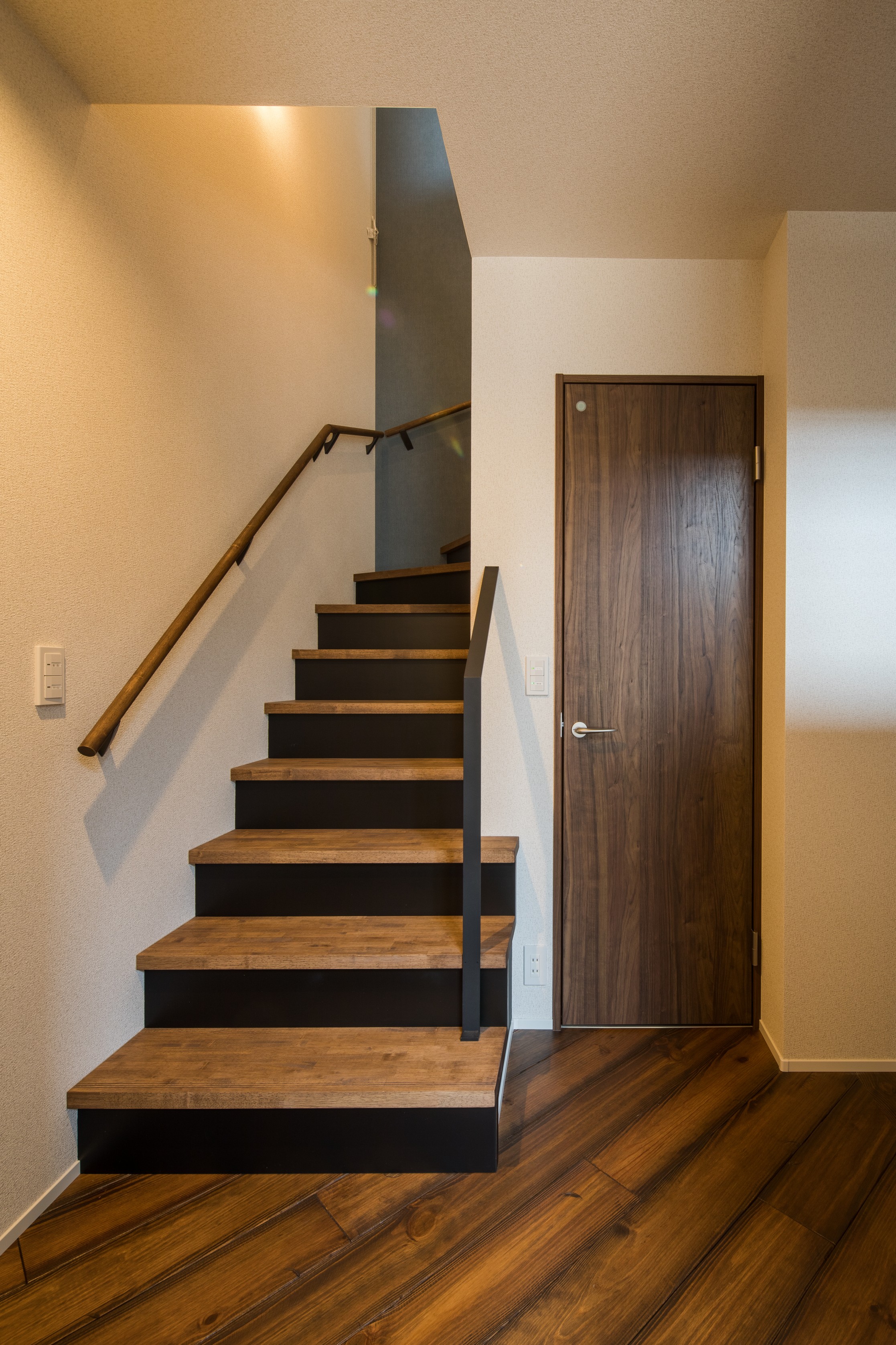 落ち着きと温もりのある木の階段