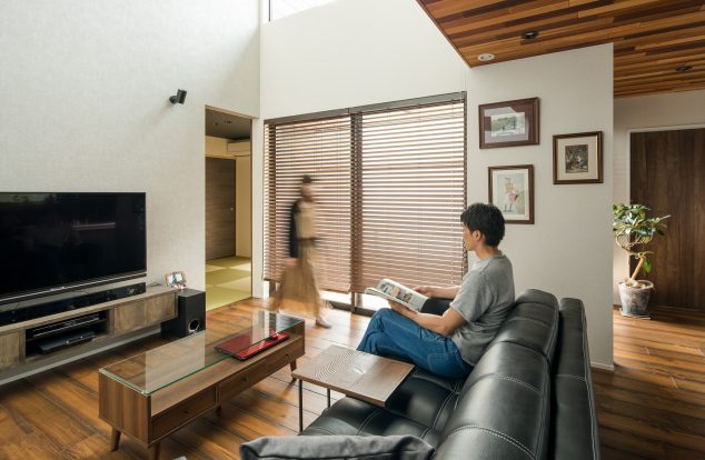 南の窓から光が差し込む、くつろぎの吹き抜けリビング