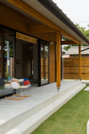 深い軒先から広がる土間からつながるように設計された庭