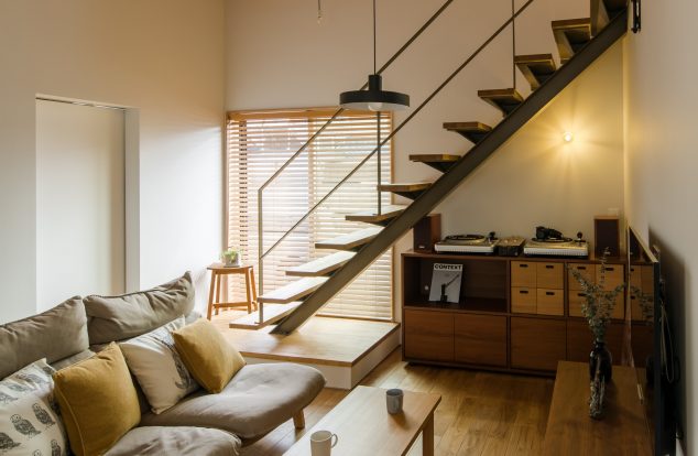 長い勾配天井を活かした吹抜けリビング