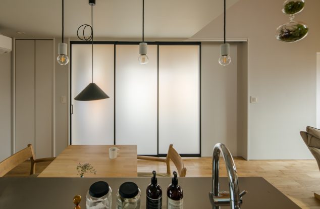 ダイニングキッチンと土間の間には光を通すスクリーンウォール