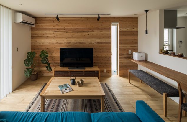 節のある杉を壁に施したカジュアルなリビング