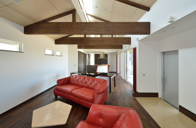 大胆な梁とソファーのコントラストで個性的なリビング