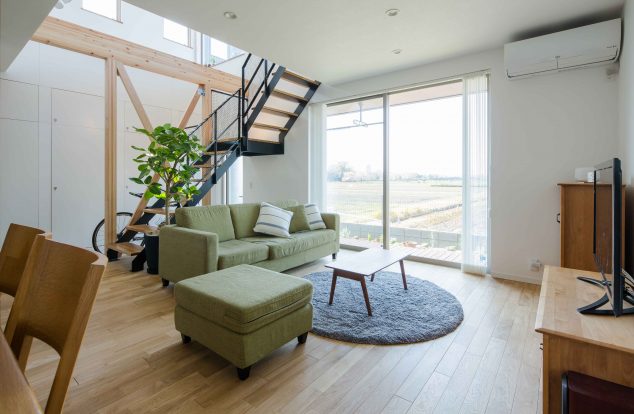 筋交いのフレームにシンプルなストリップ階段のあるリビング