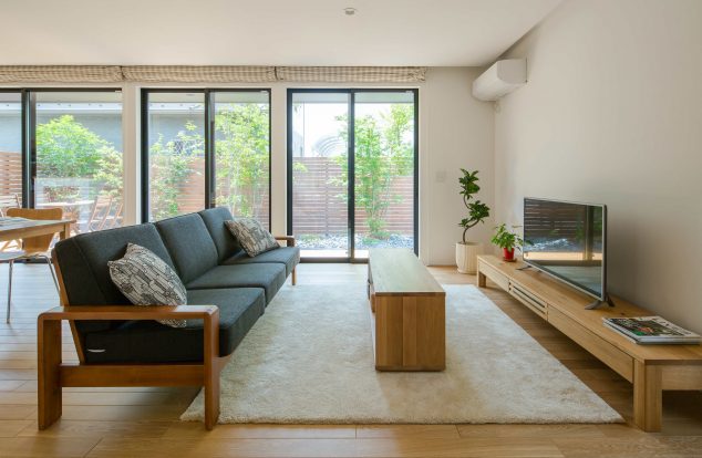 3つの大きな掃き出し窓から庭を眺められるリビング