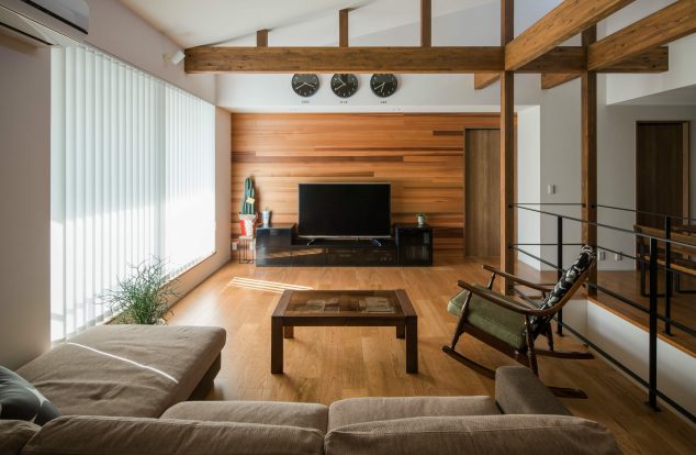 勾配天井にハイサイドライト、化粧梁が印象的なリビング