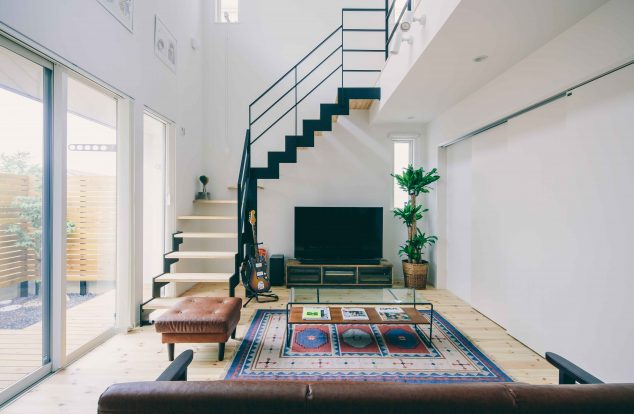 開放感のある大きな吹抜けにストリップ階段のあるリビング　