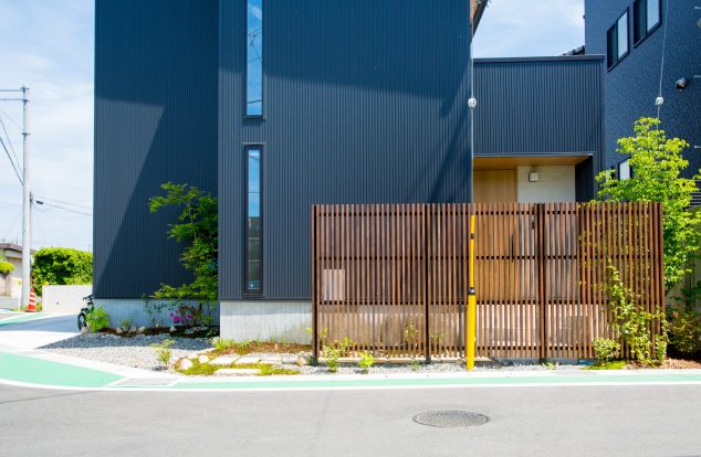 存在感のある黒ガルバを囲む緑が優しさをプラス