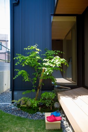 風にゆれる緑と、和の風合いが心地よい中庭