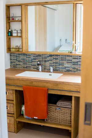 広々カウンターとニッチの造作洗面台