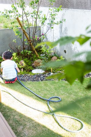 ウッドデッキから広がる季節の花木がある中庭　