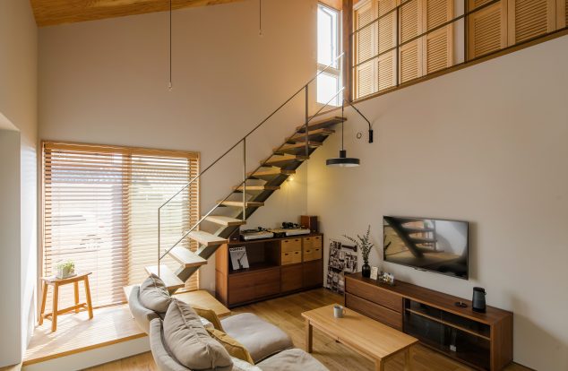 栗の無垢床、勾配天井にも木を採用したリビング