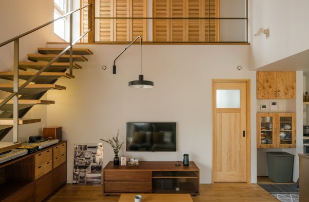 吹き抜けリビングの上はクロークを設けた２階ホール