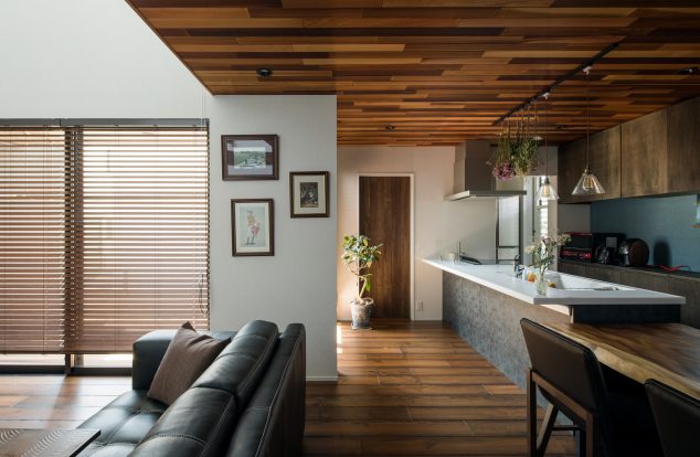 インパクト大のレッドシダーの天井と、ウェスタンブラックパインの床　