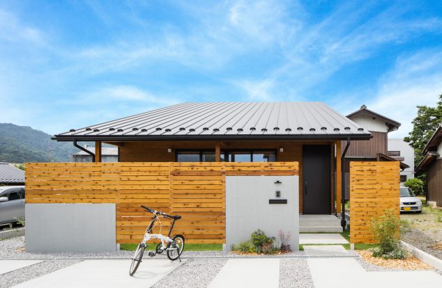 勾配屋根と横ガルバの外観