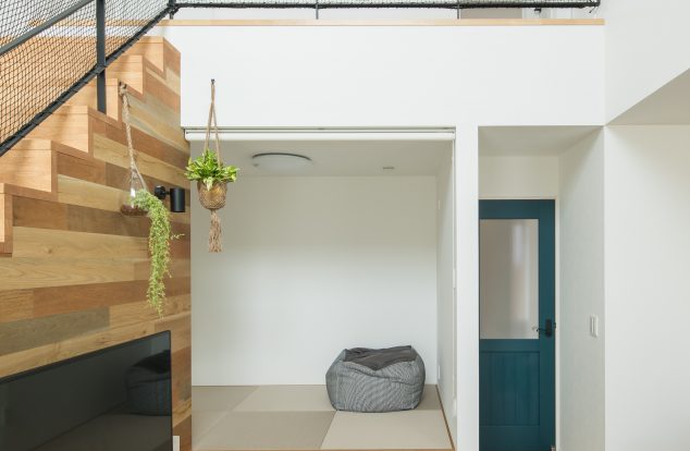 ヘリンボーンの白い家