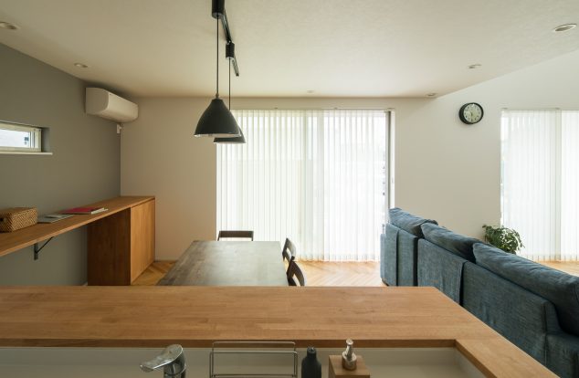 ヘリンボーンの白い家