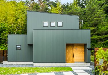 モスグリーンのガルバリウムで３つボックスを重ねた外観　滋賀　蒲生郡　小西様01