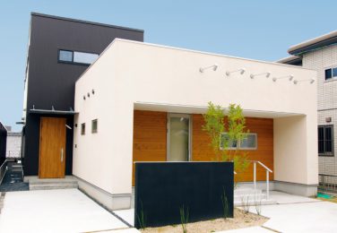 アプローチをゆったりと取ったアイボリーとダークブラウンのボックス　