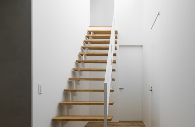 採光により照らされる白階段　
