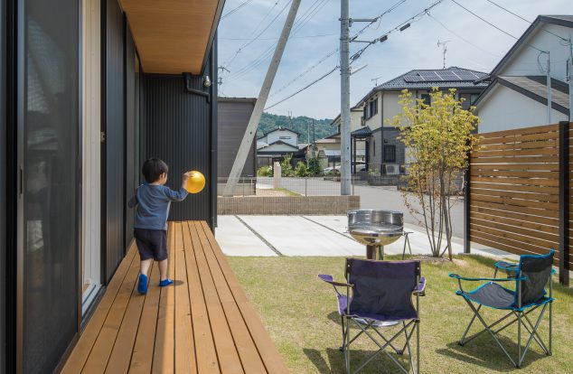バーベキューのできる芝の庭とウッドデッキ　滋賀　湖南市