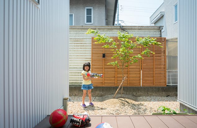 空が広がるウッドデッキ