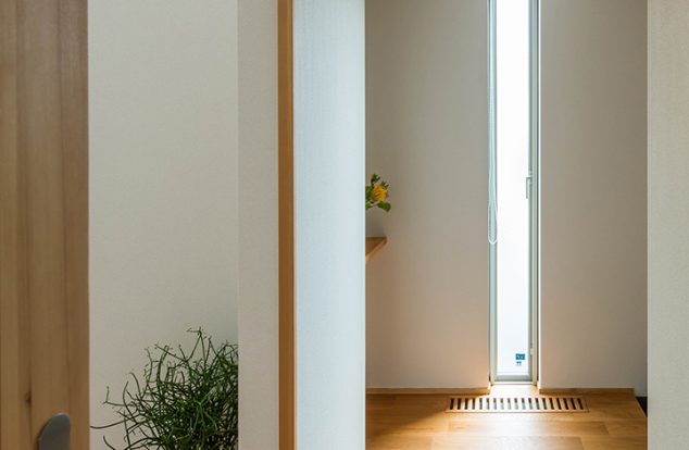 開口からの光で暖かく迎えてくれる玄関