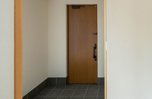 シンプルでモダンな雰囲気漂う玄関