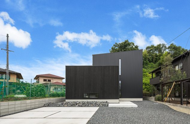 焼杉とガルバリウムを組み合わせたシックな外観　