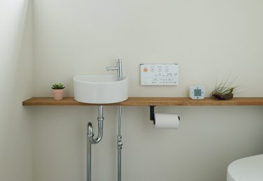 コンクリート調の床で造作棚のあるシンプルなトイレ　
