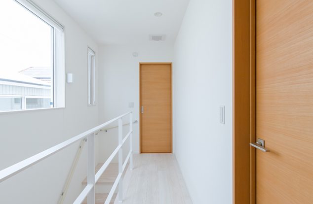 上の開口からの光が階段に落ちる家