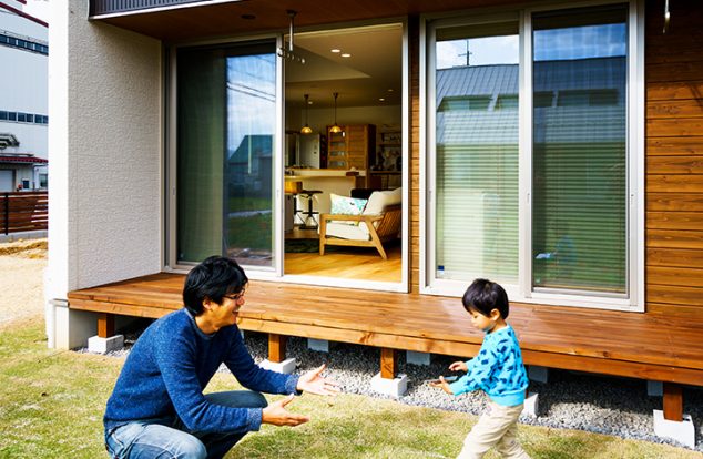 ウッドデッキと伸び伸び遊べる芝生の庭　