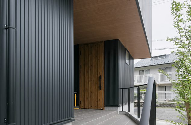 雨でも安心の広いアプローチのある家　