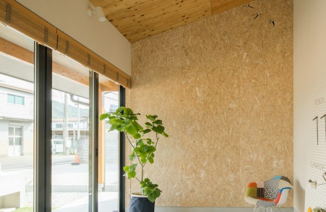 木をあしらった土間の天井