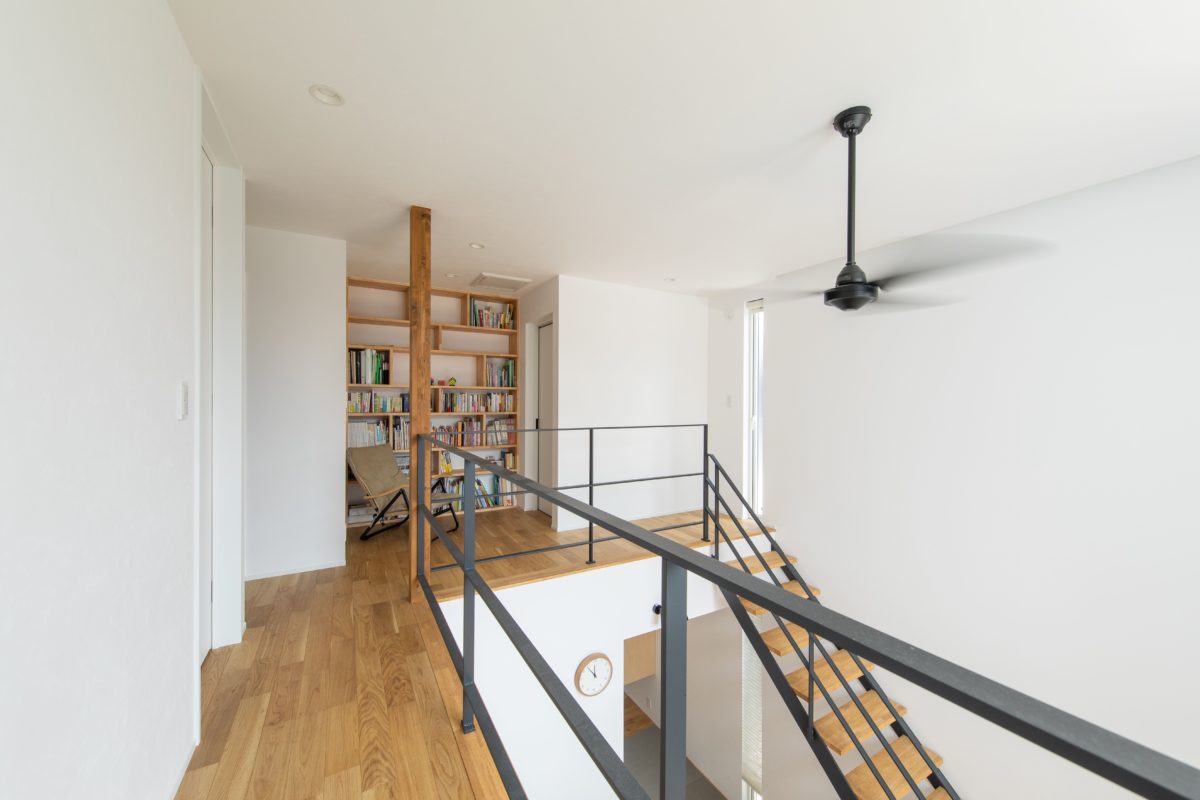 吹き抜け 2階廊下 ライブラリー 栗東市 H様邸 滋賀で設計士とつくる注文住宅 ルポハウス